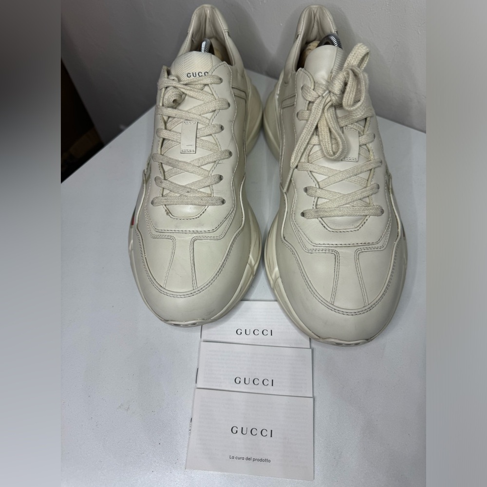 MEN'S RHYTON SNEAKER WITH GUCCI
LOGO